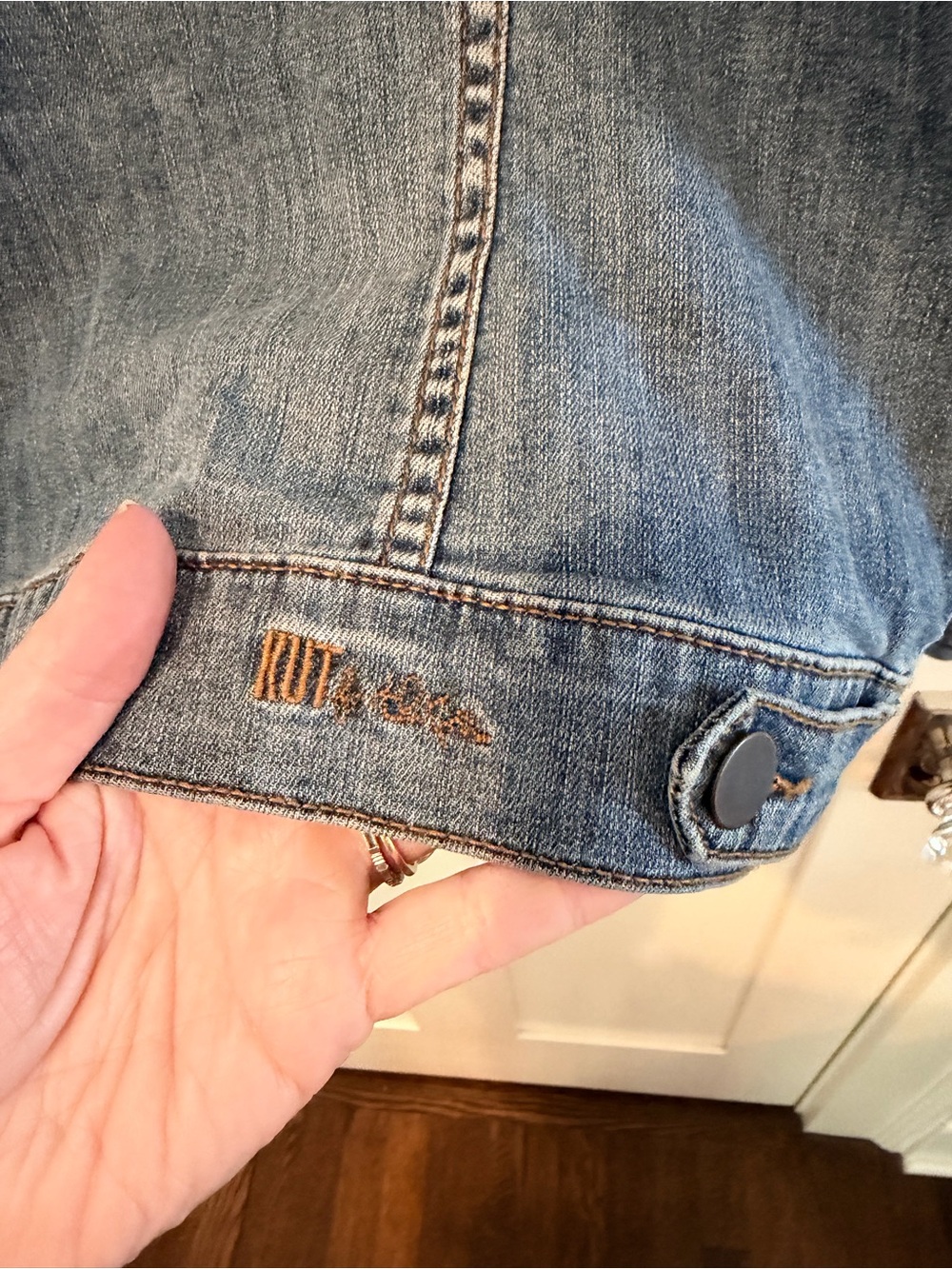 KUT From The Kloth Amelia Denim Jacket Stretch Button Front Blue Wash Large - Picture 7 of 8